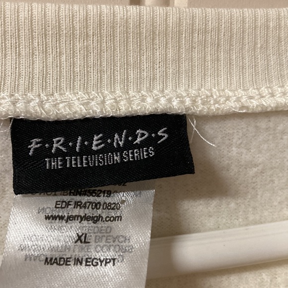 FRIENDS Cropped Cream Color Lightweight Sweatshirt Showing The 5 Characters SzXL - Picture 3 of 5